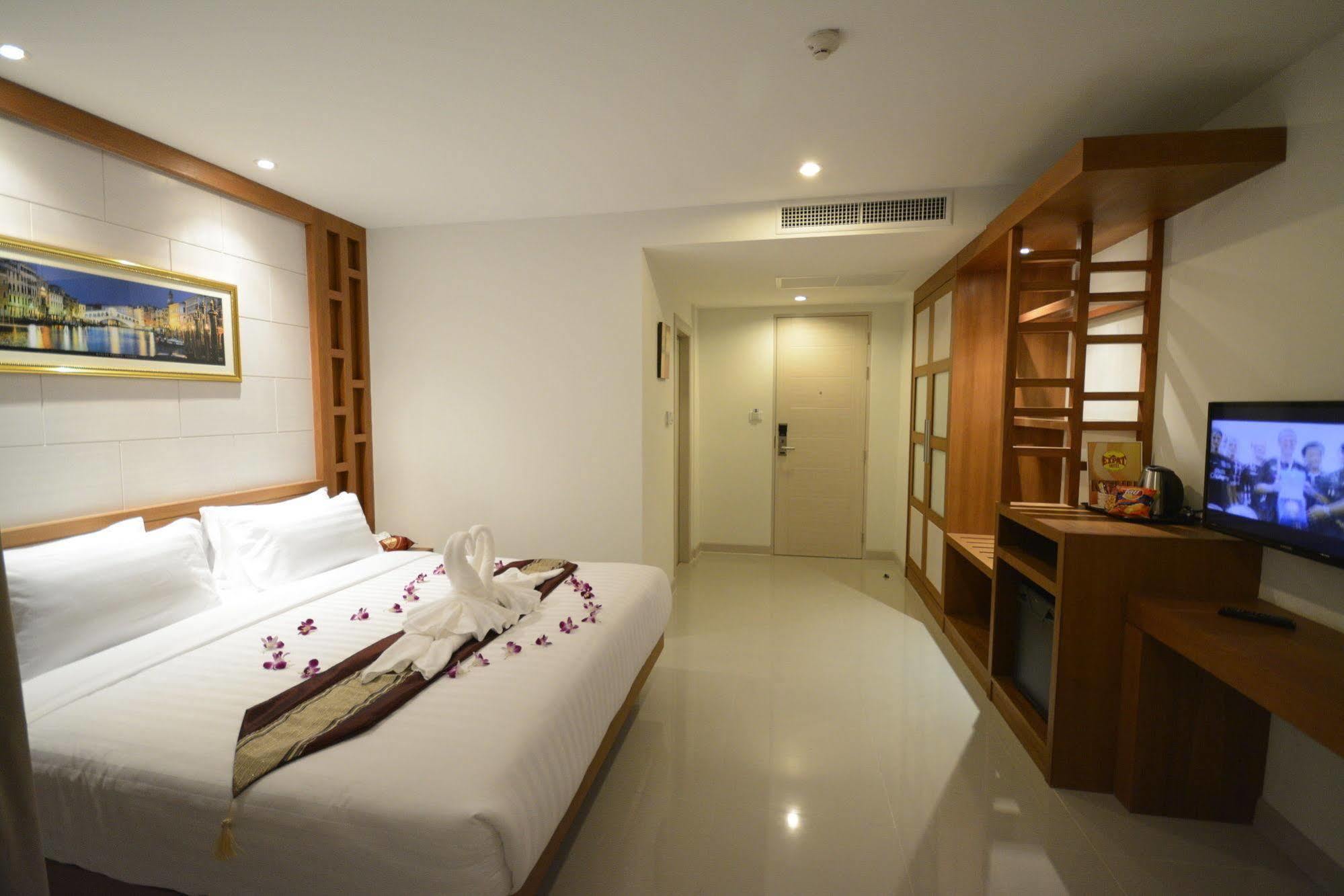 The Patong Center Hotel Extérieur photo